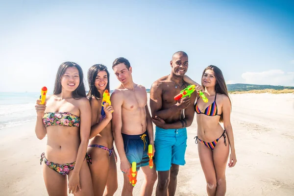 Amigos se divertindo na praia — Fotografia de Stock