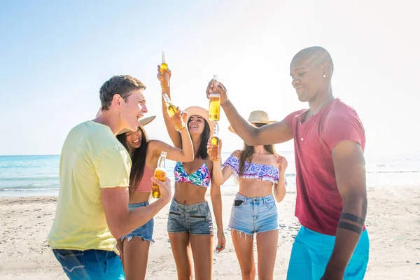 Amigos se divertindo na praia — Fotografia de Stock