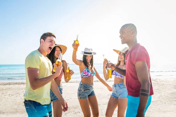 Amigos se divertindo na praia — Fotografia de Stock