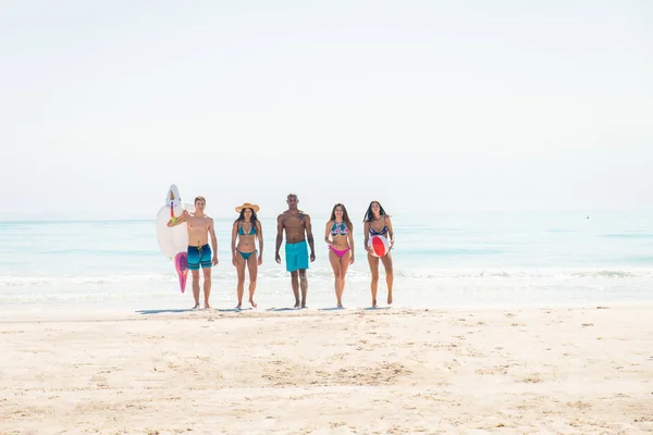 Friends having fun on the beach — Stock Photo, Image