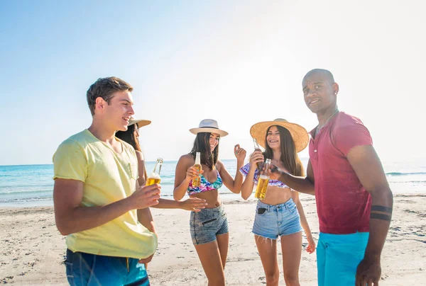 Vrienden plezier op het strand — Stockfoto