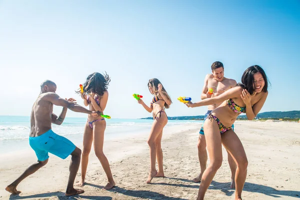 Amigos divirtiéndose en la playa — Foto de Stock