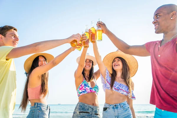 Amigos se divertindo na praia — Fotografia de Stock