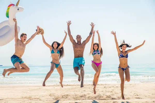 Amigos divirtiéndose en la playa — Foto de Stock