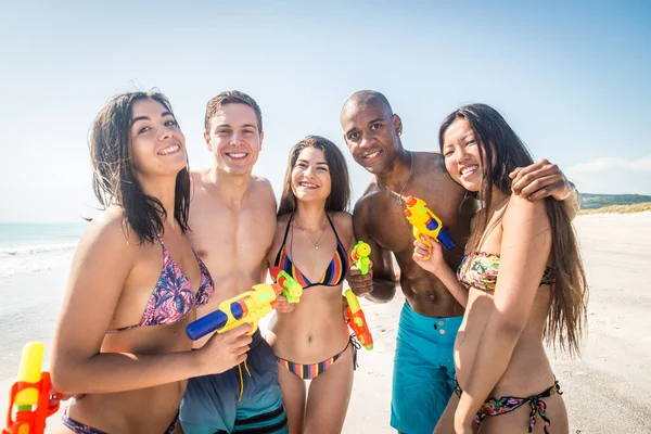 Amici che si divertono sulla spiaggia — Foto Stock