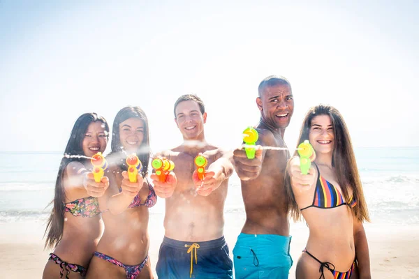 Amigos se divertindo na praia — Fotografia de Stock