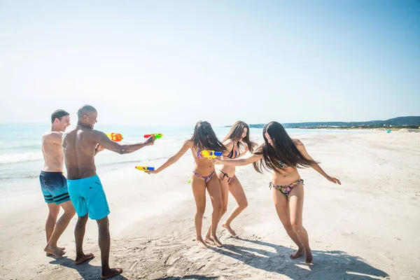 Amigos se divertindo na praia — Fotografia de Stock