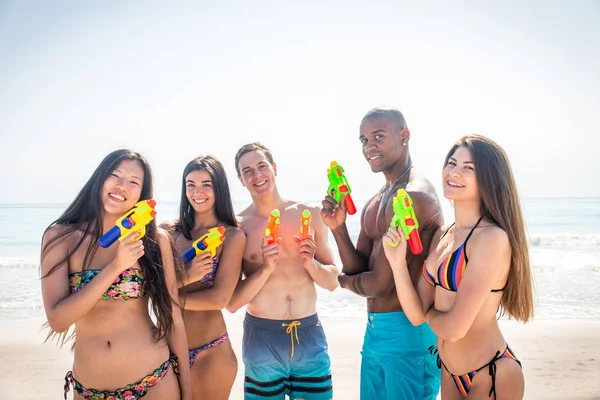 Amigos se divertindo na praia — Fotografia de Stock