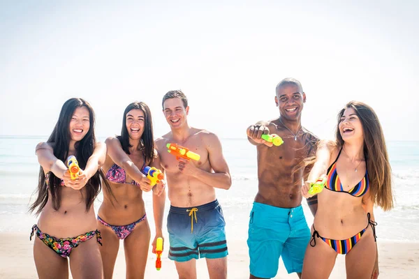 Freunde amüsieren sich am Strand — Stockfoto