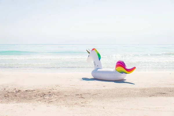 海滩上的充气独角兽 — 图库照片