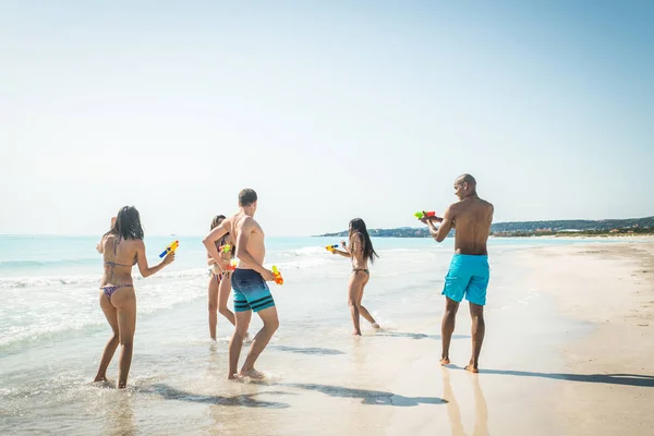 Freunde amüsieren sich am Strand — Stockfoto