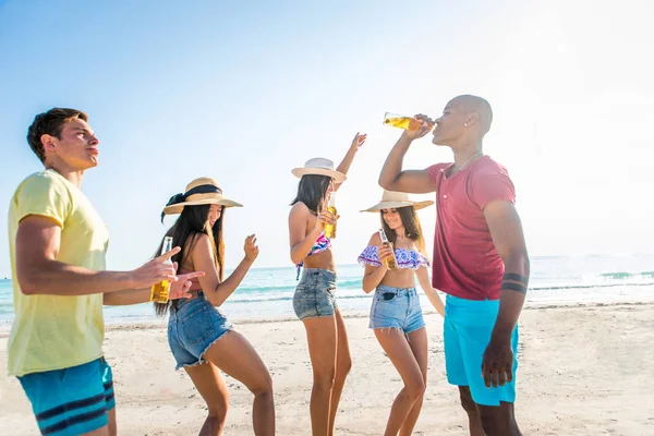 Amigos se divertindo na praia — Fotografia de Stock