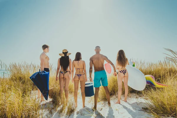 Amici che si divertono sulla spiaggia — Foto Stock