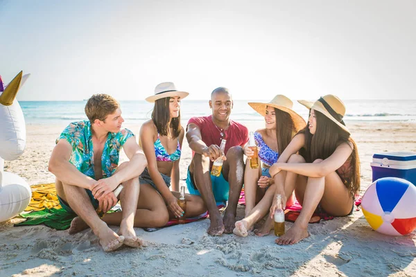 Vrienden plezier op het strand — Stockfoto