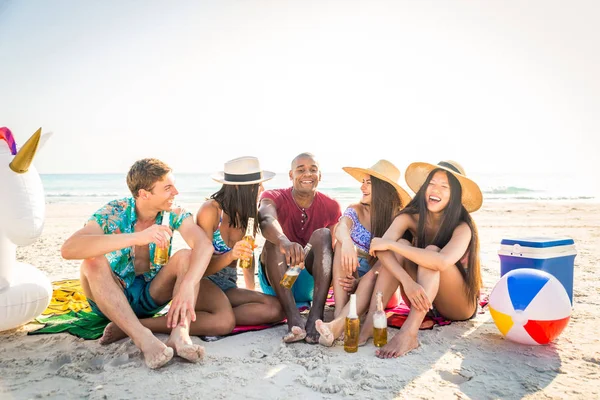 Freunde amüsieren sich am Strand — Stockfoto