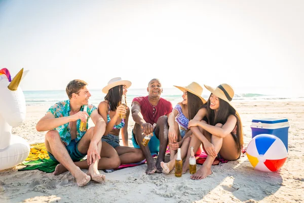 Freunde amüsieren sich am Strand — Stockfoto