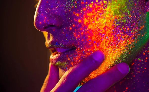 Modelo de moda con pintura fluo en la cara — Foto de Stock