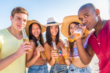 plajda eğlenmek arkadaşlar