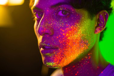 Yüzünde Fluo boyama ile moda modeli