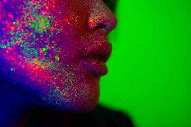 Yüzünde Fluo boyama ile moda modeli