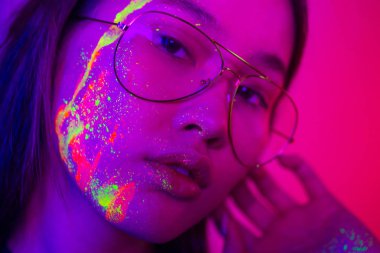 Yüzünde Fluo boyama ile moda modeli