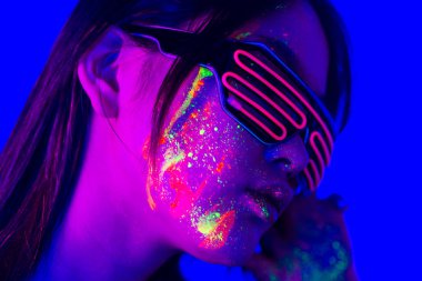 Yüzünde Fluo boyama ile moda modeli