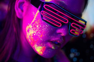Yüzünde Fluo boyama ile moda modeli