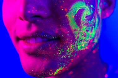 Yüzünde Fluo boyama ile moda modeli