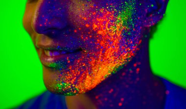 Yüzünde Fluo boyama ile moda modeli