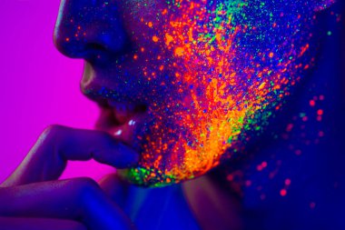 Yüzünde Fluo boyama ile moda modeli