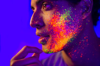Yüzünde Fluo boyama ile moda modeli