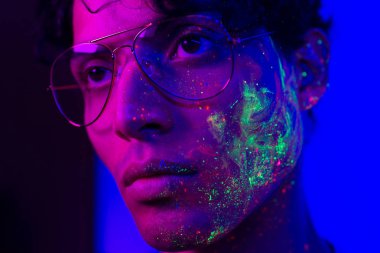 Yüzünde Fluo boyama ile moda modeli