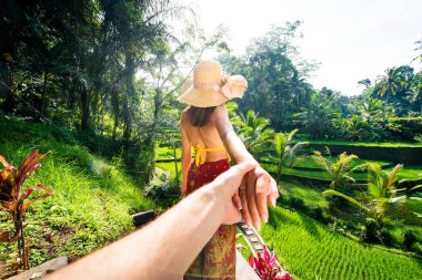Bali 'de Tegalalang pirinç terasında kadın