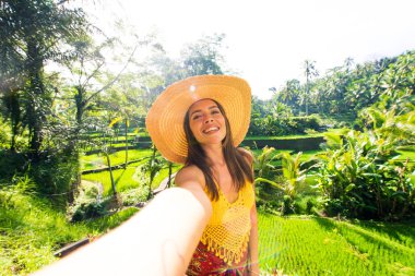 Bali 'de Tegalalang pirinç terasında kadın