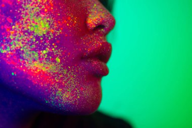 Yüzünde Fluo boyama ile moda modeli