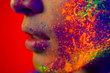 Yüzünde Fluo boyama ile moda modeli