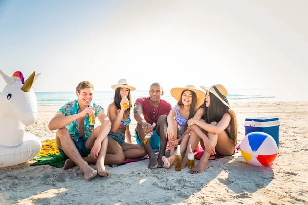 Freunde amüsieren sich am Strand — Stockfoto