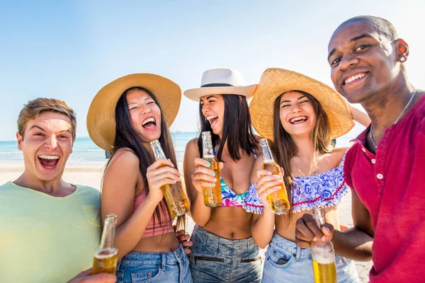 Amigos se divertindo na praia — Fotografia de Stock