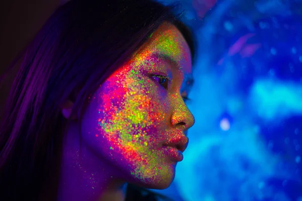 Mode model met fluo schilderij op het gezicht — Stockfoto