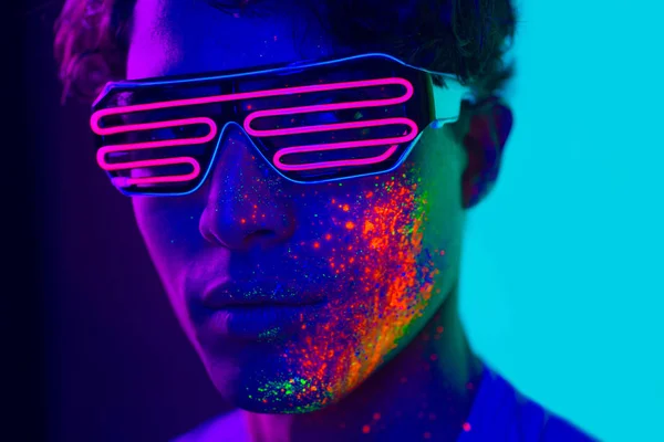 Modèle de mode avec peinture fluo sur le visage — Photo