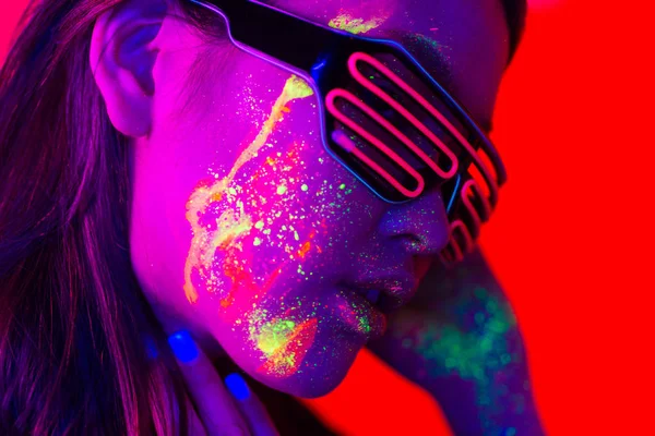 Modelo de moda con pintura fluo en la cara — Foto de Stock