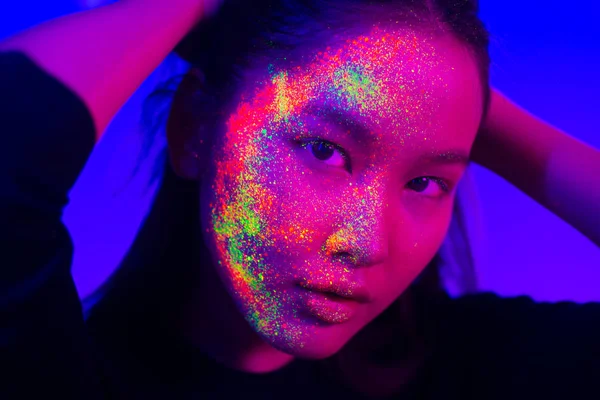 Mode model met fluo schilderij op het gezicht — Stockfoto