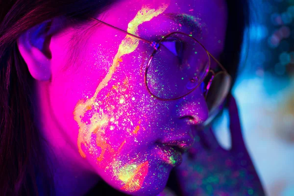 Modella con pittura fluo sul viso — Foto Stock