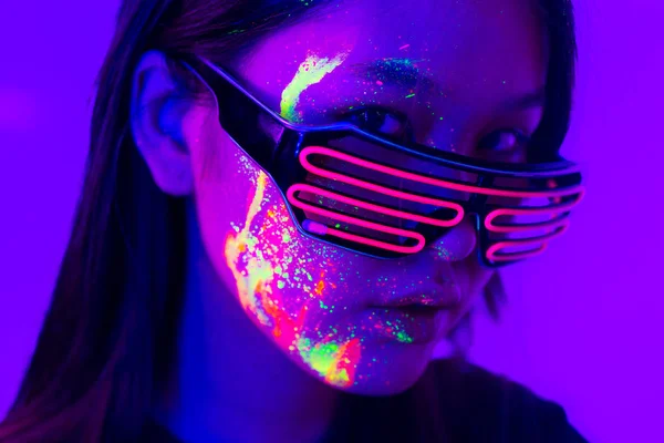 Mode model met fluo schilderij op het gezicht — Stockfoto