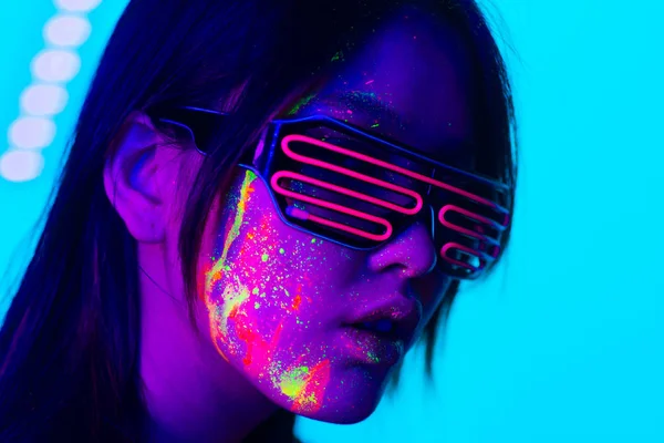 Modelo de moda com pintura fluo no rosto — Fotografia de Stock