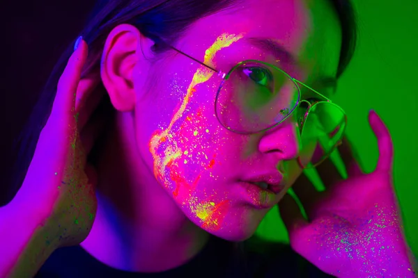 Modelo de moda con pintura fluo en la cara — Foto de Stock