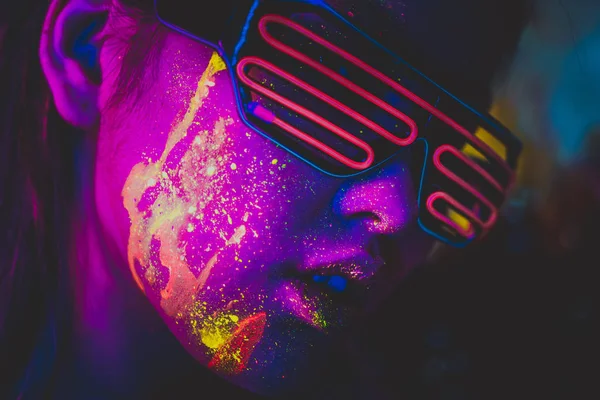 Mode model met fluo schilderij op het gezicht — Stockfoto