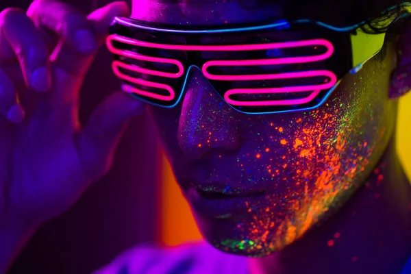 Modelo de moda com pintura fluo no rosto — Fotografia de Stock