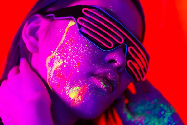 Modelo de moda con pintura fluo en la cara —  Fotos de Stock