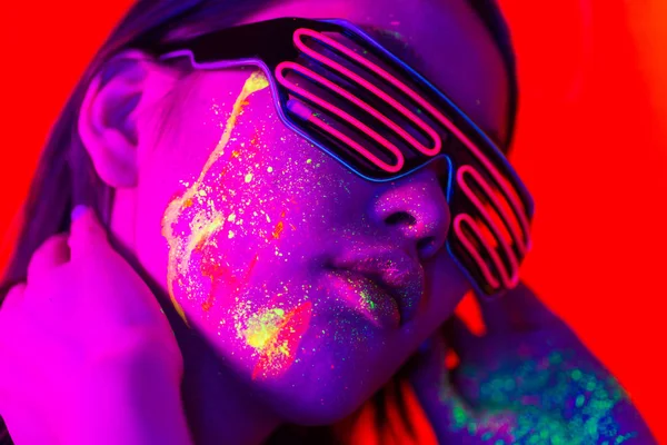 Modelo de moda com pintura fluo no rosto — Fotografia de Stock